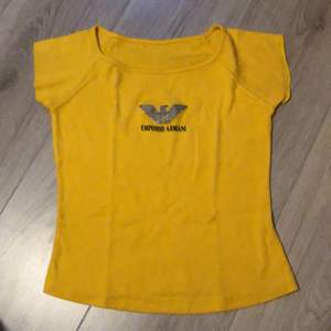 Säljer min fina gula t-shirt/linne i fint skick :) jättefint men gillar de inte riktigt längre :)