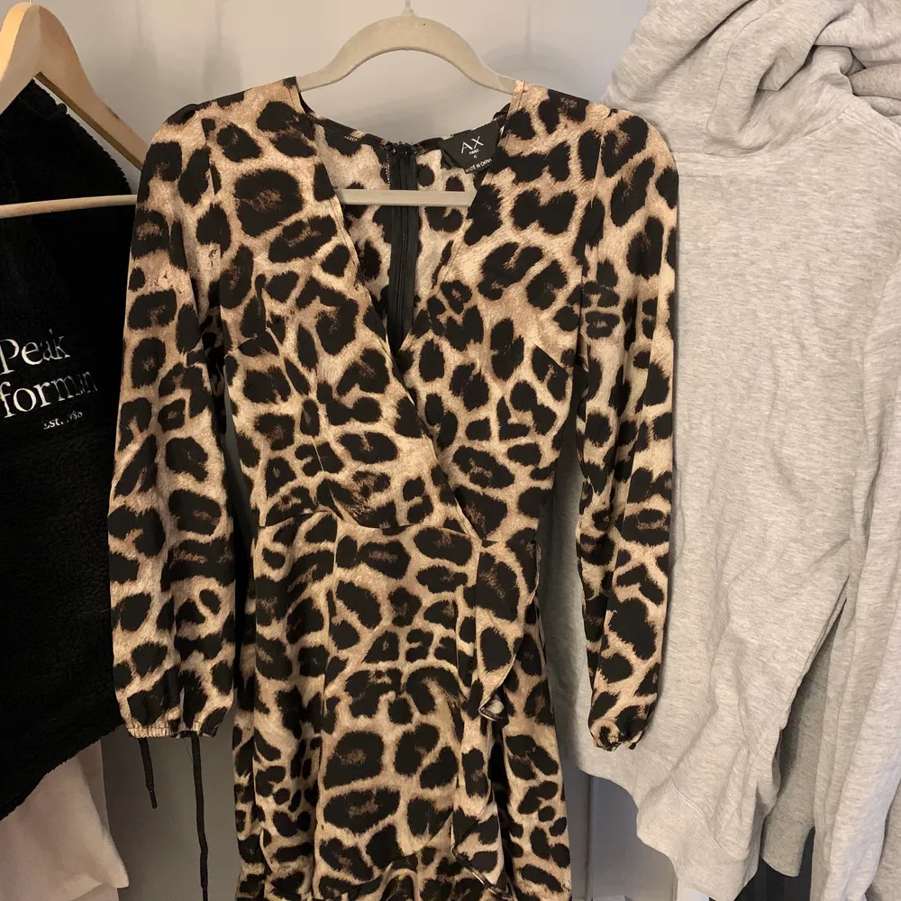 En jättefin klänning i leopardmönster. Köpt för några år sedan endast använd en gång. Säljer då jag aldrig har någon användning för den🤍. Klänningar.