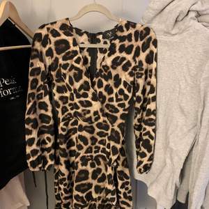 En jättefin klänning i leopardmönster. Köpt för några år sedan endast använd en gång. Säljer då jag aldrig har någon användning för den🤍