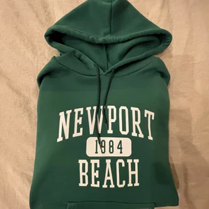 Grön hoodie - Hoodie som är jätteskön, Lite oversized, jättefin gärn färg, använd 1 gång. Bra skick. Sitter fint på. 