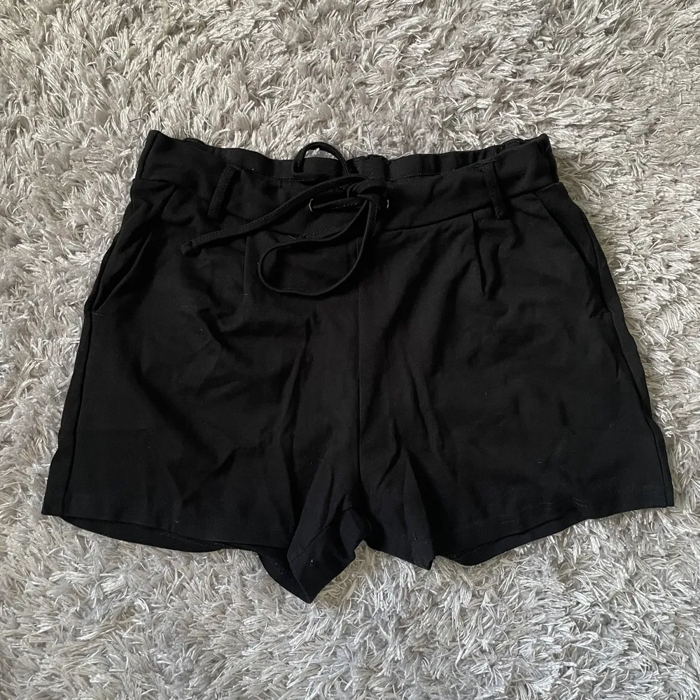 Supersköna, svarta shorts från Ullared som är använda max 2 gånger. Köparen står för frakten☺️. Shorts.