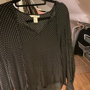 Prickig blus  - Gullig prickig skörta från h&m ❣️ liten i stl