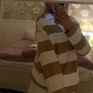 Randig tröja med krage🤎 - Säljer en urgullig tröja från Gina som är vit med mörk beige/ljusbruna ränder & krage🤎Säljer den pga att den inte kommer till användning :( säljer för 150kr + frakt🤍