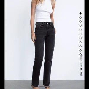 Mid rise zara jeans - Säljer dom här populära Mid rise Jeansen från Zara! Använda en gång och nyligen köpa, super fint skick!💓 säljer då jag har ett par i större storlek. Kom privat för fler bilder⚡️☺️