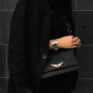 Zadig & Voltaire Väska - Svart väska från Zadig & Voltaire. Väldigt bra skick, inköpt Februari 2019 i London, kvitto och äktihetsintyg finns. Möts gärna upp men kan även skickas, köparen står för frakten ☺️ skickar gärna mer bilder om de önskas 🥰🥰