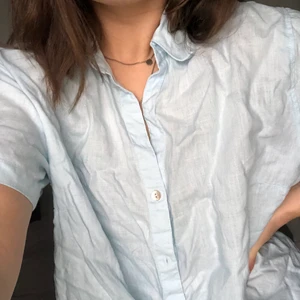 Linné Skjorta H&M - Superfin blå skjorta i linné!! Bra kvalite o ääälskar färgen✨