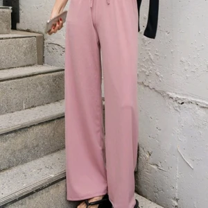 Byxor i skön kvalitet - Dessa byxor är i en tunn och skön kvalitet. Känns som mjukisar men är riktigt snygga! Jag säljer dem då de är för små för mig. Inköpta från Shein i somras och är i märket DAZY. Storlek XL men de är väldigt småa, skulle säga att de är mer av S/M. Kan absolut skicka fler bilder vid intresse!🌸