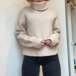 Stickad polotröja - Snygg beige stickad polo från h&m. Den perfekta hösttröjan. Finns inte längre att köpa