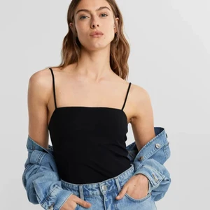 Gina tricot linne - Säljer detta superfina svarta linnet från Gina tricot. Den är använd ett fåtal gånger och är i bra skick. Säljer då den blivit för liten och inte kommit till användning på ett tag. Pris på hemsidan 100, säljer för 50❤️ 