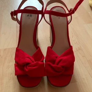 Oanvända skor från H&M storlek 39 - Helt oanvända H&M skor. Säljer pga för liten storlek. 200kr ink frakt