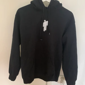 Billie Eilish Hoodie - Merch från Billie Eilish med tryck fram och bak. Anvönd en gång. Storlek s men oversize i modellen. 💕😊
