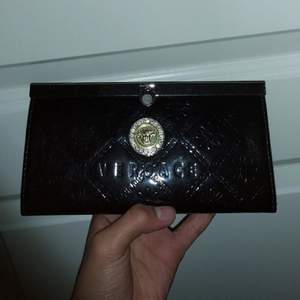 En Versace plånbok/handväska som är en jätte bra A1:1 kopia. Pris kan diskuteras vid snabb affär. Inc box