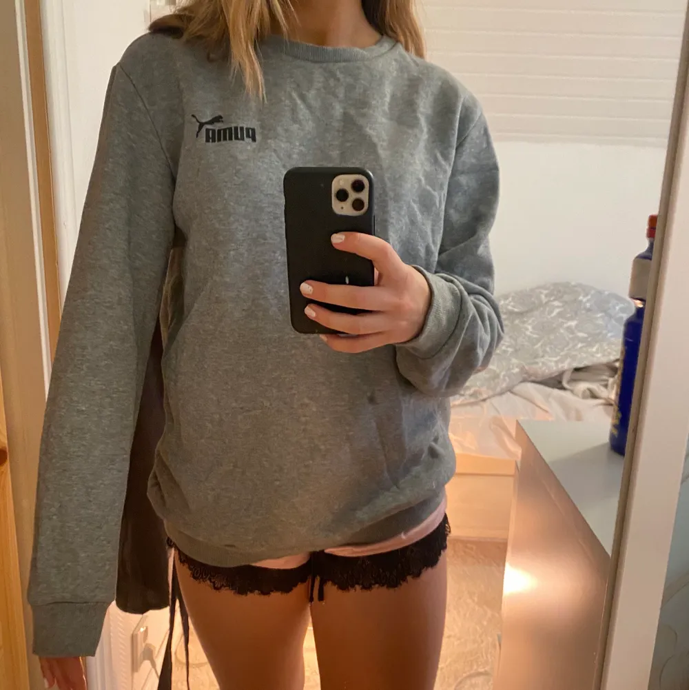 Säljer min gråa puma sweatshirt då den inte kommit till så mycket användning! Skriv om ni har några frågor eller vill ha tydligare bilder😁. Tröjor & Koftor.