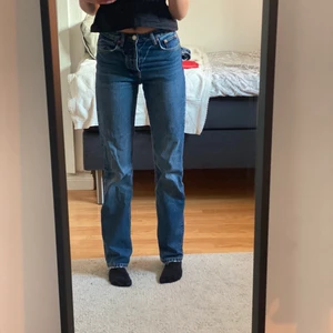 MID RISE ZARA JEANS!!! - Funderar på att sälja mina mid/low Rise zara jeans då jag tycker att de inte passar mig så bra! Skulle helst vilja byta dom mot ett par i 36!! Dom är i storlek 34, köparen betalar frakten! 💙 Buda ifrån 300 + frakt