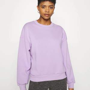 En fin lila sweatshirt från Gina tricot. Storlek xs. Fint skick men den är liite nopprig men inget som syns när den bärs❤️ (Lånade bilder)