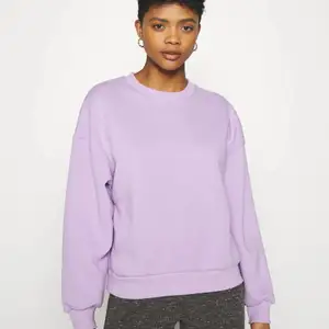En fin lila sweatshirt från Gina tricot. Storlek xs. Fint skick men den är liite nopprig men inget som syns när den bärs❤️ (Lånade bilder)