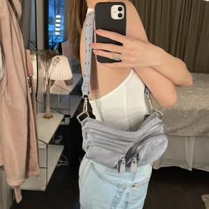 Väska - Superfin nunoo inspirerad väska i en blå/grå färg. Använd ett fåtal gånger men är i superfint skick, inga defekter! Väskan har två större fack och två mindre, dvs väldigt rymlig! 💕