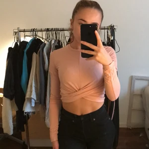 Rosa tröja  - Snygg rosa tröja som inte kommer till ansökning längre. Skönt material! Köparen står för frakt ❤️ priset kan alltid diskuteras då jag vill få sålt allt!!