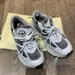 Axel Arigato - Håll i hälen men går att laga om man vill det. Finns dusybag & kartong också.