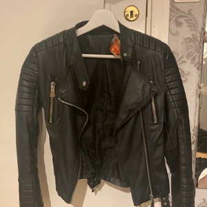 Skinnjacka  - En svart skinnjacka som är använd ett par gånger men fortfarande i bra skick 