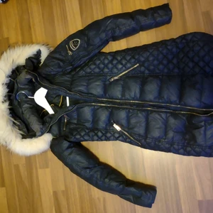 Rock and blue jacka  - Väl använd rock and blue jacka , kedjan behövs fixas då den inte går att knäppa.(se bild) Annars i bra skick. STRL XS