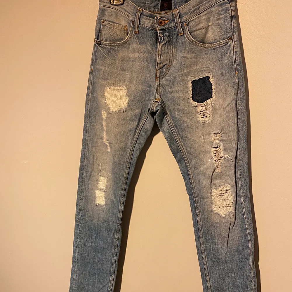 Min pojkvän köpte ett par tiger of Sweden jeans men dom visade sig vara för små när vi kom hem. Han har aldrig använt dom, bara testat. Modellen finns inte att köpa längre.  Köpt för 1599. Jeans & Byxor.