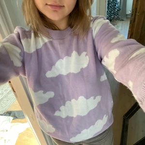 Tjocktröja - Jättesöt lila tröja med moln från bohoo. Knappt använd. 