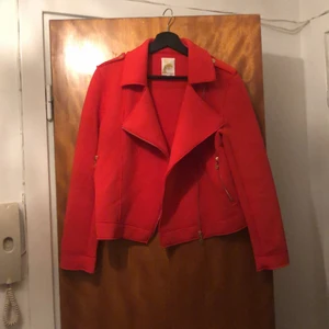 Bikerjacka från Maria Westerlind storlek 38 - Ascool röd bikerjacka från Maria Westerlind. Använd endast en gång, kostade 2000kr ny. Skitfin till vita byxor och boots eller skinnbyxor. Säljer eftersom den har blivit för stor. 