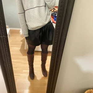 Fin kjol - Fin svart kjol från zara i storlek S💓