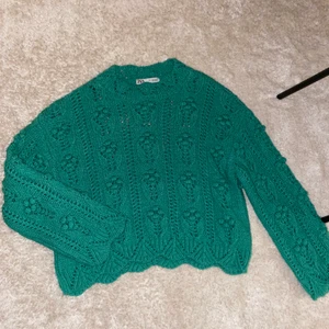 Grön stickad tröja från Zara - Grön mönsterstickad tröja från Zara, strl S. Använd 1 gång