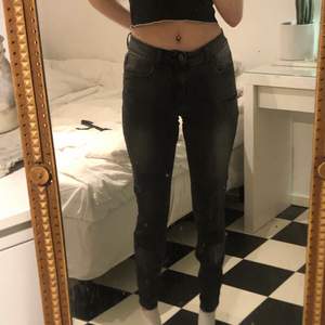 Grå/svarta jeans. Varan har inga tydliga defekter. Jag är 166cm lång för referens. Plagget har funnits i hem där hund finns. Meddela om pris eller frakt vill diskuteras eller om fler bilder vill has. 