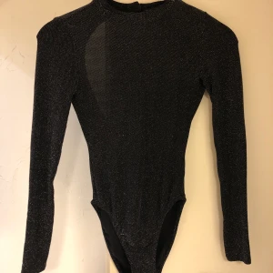 Glitter Body Open Back - Glittrig Body. Öppen rygg. Storlek S
