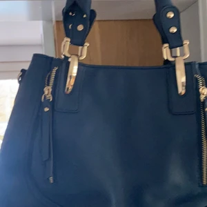 Superfin väska  - Ca 33cm bredd i botten ock 25 hög. Superfint skick. Perfekt . 