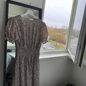 Superfin blommig klänning - Blommig maxi klänning, superfin o använda till layering❤️