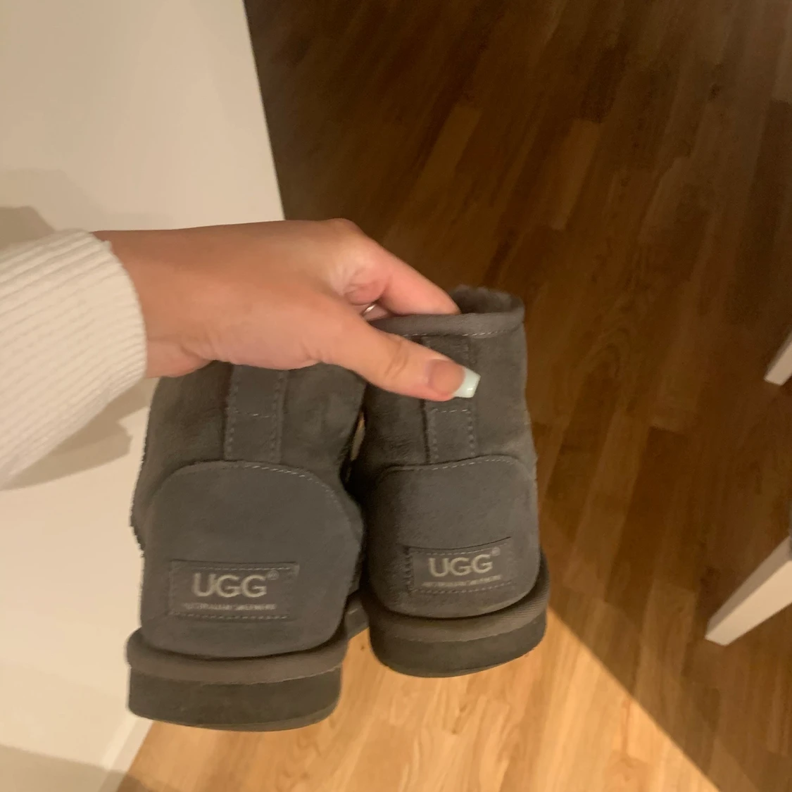 Gråa uggs - 90