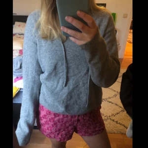 Kashmir tröja från from future  - En grå mjuk Kashmir hoodie från from future i storlek L, men den passar för både M och S också. Nypris : 1600kr 