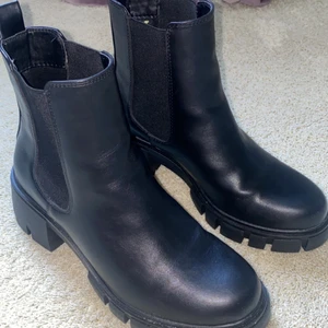 Skor - Köpte dem på din sko för några veckor sedan men nu insett att jag aldrig kommer att använda dem, använda endast 1 gång - nyskick - betalning sker via swish -