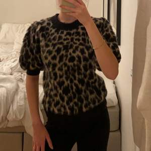 Leopardmönstrad stickad tröja från NA-KD i strl S, köpt för 399kr säljes för 150kr, använd vid ett tillfälle så i fint skick 💕 