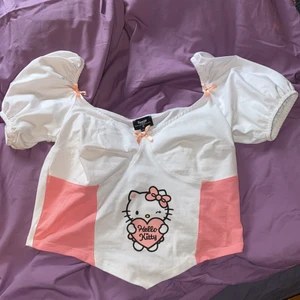 Hello kitty top - Supersöt som tyvärr inte kommer till användning. Storlek 10 vilket blir storlek 40 men sitter som M