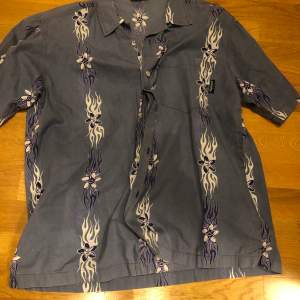 väldigt fin hawaii skjorta. köpt second hand. i väldigt bra skick
