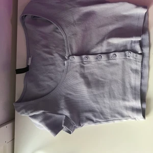 Lilla tröja  - Säljer nu denna toppen i storlek SX den är använd ett antal gånger och säls då den inte riktigt är min stil länge <33