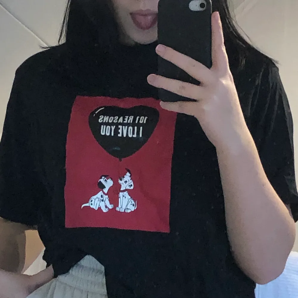 Säljer denna urgulliga T-shirt med 101 dalmatiner tryck. Det står ”101 reasons I love you” på den. Kommer tyvärr nt till användning. Köpt för 150 kr tror jag men jag säljer den för 50. T-shirts.