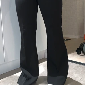 Kostymbyxor  - Er par svarta kostymbyxor i storlek 34 från början av 2000-talet! Slutar nedanför midjan. Är ganska långa på mig som är 1,58 så skulle rekommendera någon som är lite längre. Om du skulle vilja ha fler bilder på modellen eller längd så säg bara till:) 
