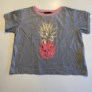 Croppad t-shirt  - Köpt på river island för länge sedan, gissar att den har kostat Max 200kr säljer för 20kr + frakt. Aldrig använd är lite skrynklig på bilden för att den har legat i en pappers påse tillsammans med andra kläder som ska säljas men den är bara att stryka.