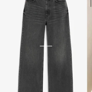 Monki jeans Washed black - Säljer dessa snygga monki jeans, modell Yoko i storlek 25 då de inte längre passar mig. De är i väldigt väl skick💞