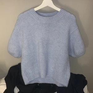 Zara tröja - Säljer min jättefina blå stickade tröja ifrån zara. Har använt en gång och säljer pågrund av att jag inte andvänder den. Precis som ny! Den är i st l oxh jag är en st s/m och den passar perfekt!💞