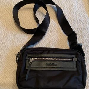 Calvin Klein  - Ny väska 350kr. Ny hoodie dam stl L.