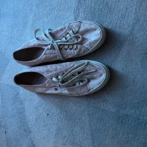 Superfina convers liknande skor från gant❤️ det syns inte så bra på bilden men de är svagt ljus rosa
