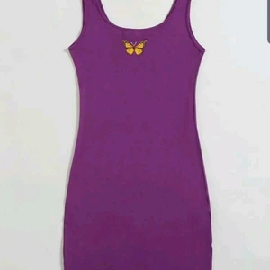 Klänning  - Knappt använd, påse finns kvar. Klänningens färg är som på första bild. 