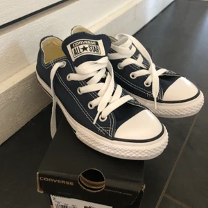 Nya converse  - Nya bortglömda mörkblå converse, storlek 33,5, mer åt 34 än 33.  Kartongen kvar.  Helt oanvända! 250kr 